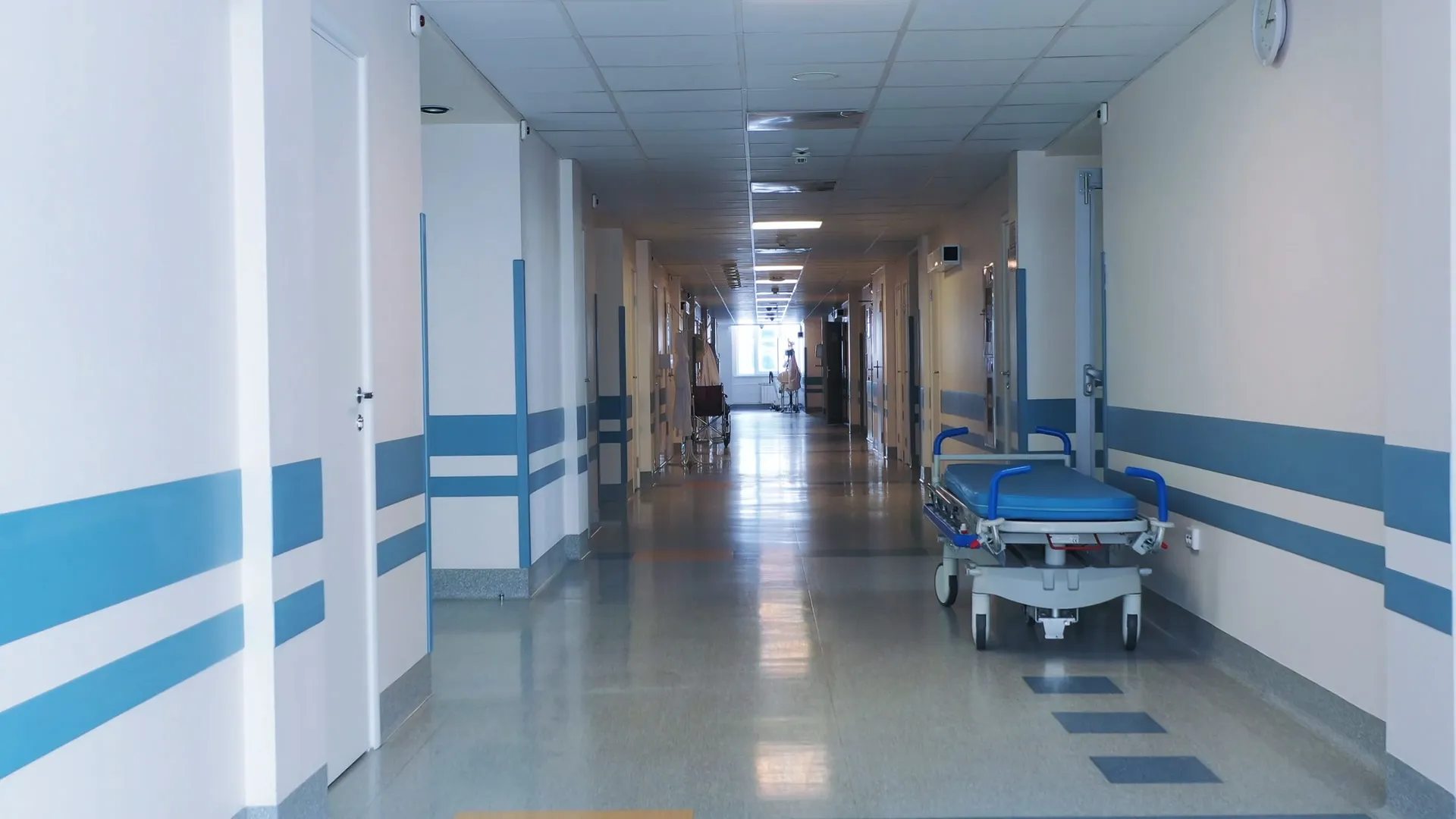Corridoio di un reparto ospedaliero con i purificatori allineati lungo la parete