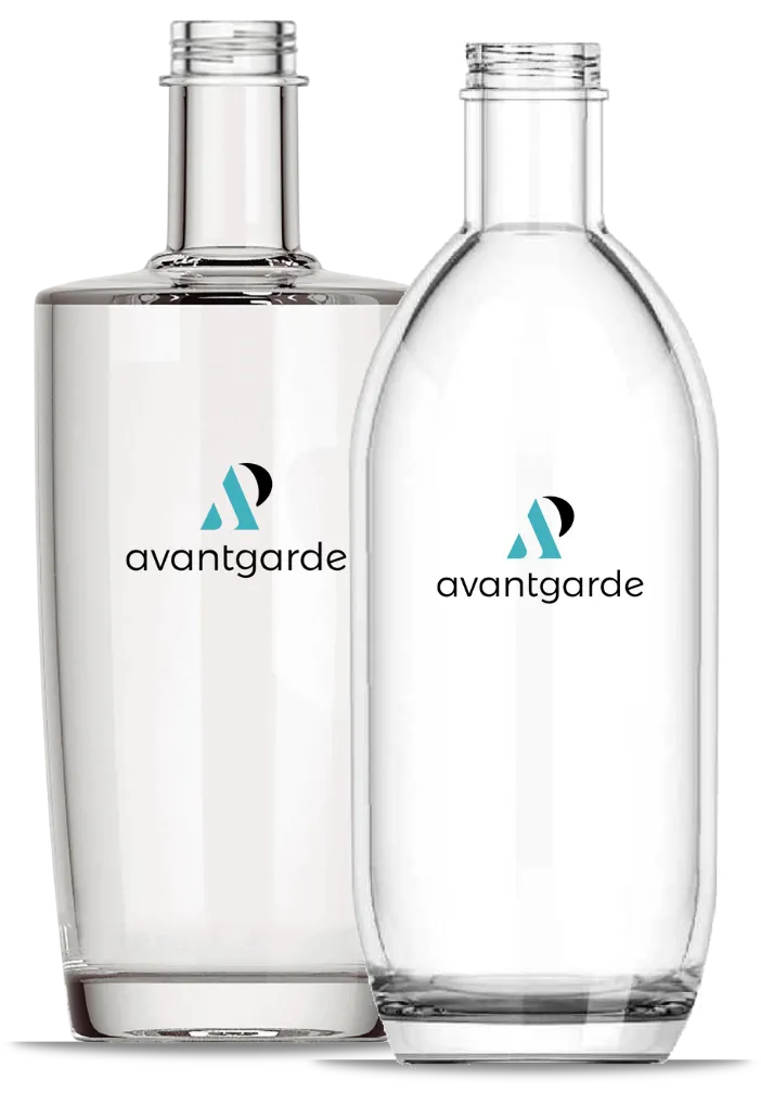 Due bottiglie in vetro con il marchio Avantgarde, da riempire con l’acqua dell’erogatore e portare in tavola