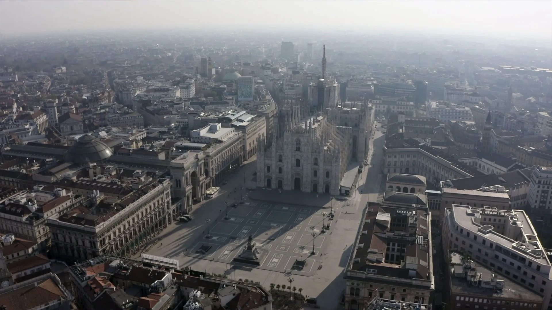 Milano vista dall'alto in una mattina limpida, con il Duomo al centro